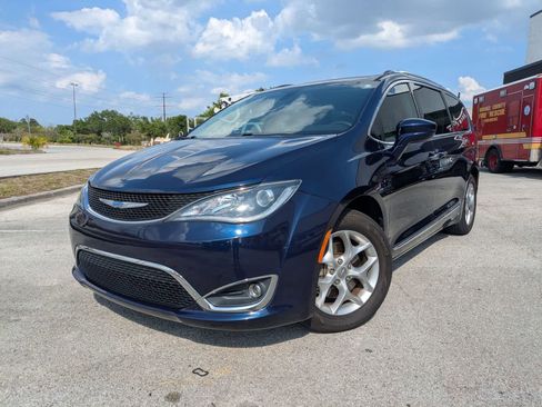 Used 2018 Chrysler Pacifica Touring-L Plus w/ Tire & Wheel Group FWD image 1