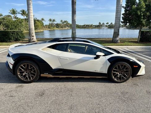 Used 2024 Lamborghini Huracan Sterrato image 9