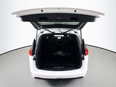 New 2026 Chrysler Pacifica Select image 24