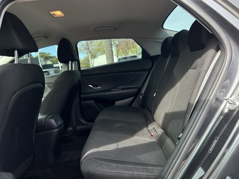 Used 2021 Hyundai Elantra SE image 29