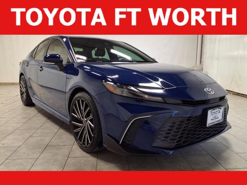 Used 2025 Toyota Camry SE w/ Convenience Package image 1