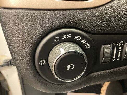 Used 2017 Jeep Cherokee Latitude w/ Cold Weather Group image 12