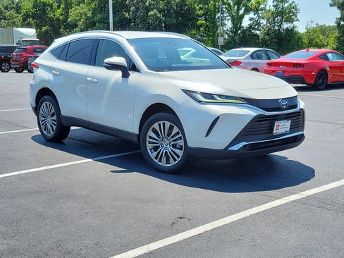 Certified 2022 Toyota Venza XLE AWD/4WD image 32