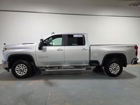 Used 2022 Chevrolet Silverado 2500 LT w/ Convenience Package AWD/4WD image 2