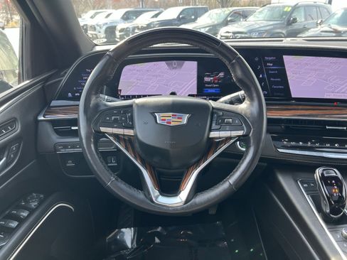 Used 2024 Cadillac Escalade Premium Luxury image 16