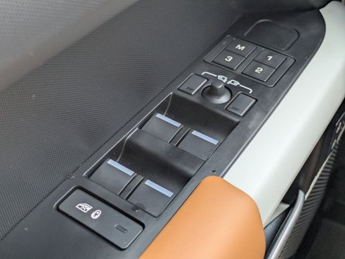 Used 2024 Land Rover Defender 110 SE image 28