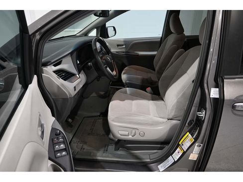 Used 2017 Toyota Sienna LE FWD image 13