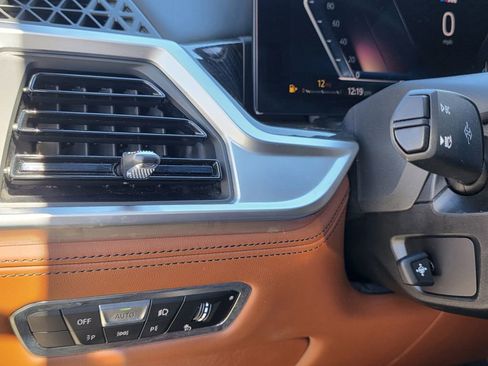 Used 2023 BMW X7 M60i image 23