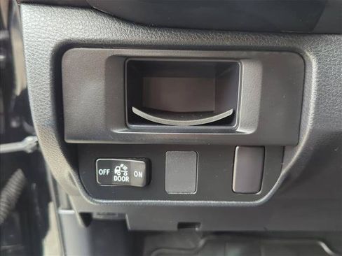 Used 2017 Toyota Tacoma SR RWD image 9