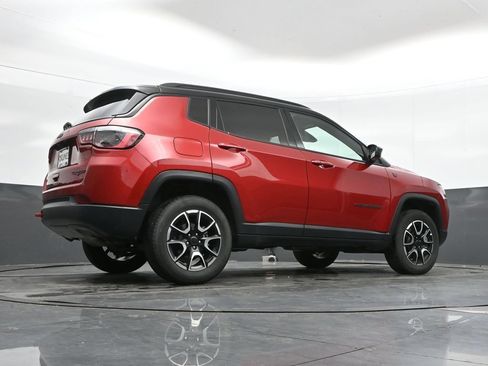 Used 2025 Jeep Compass Trailhawk AWD/4WD image 38