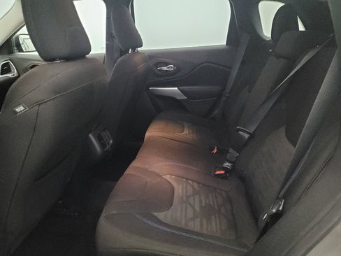 Used 2019 Jeep Cherokee Latitude AWD/4WD image 18