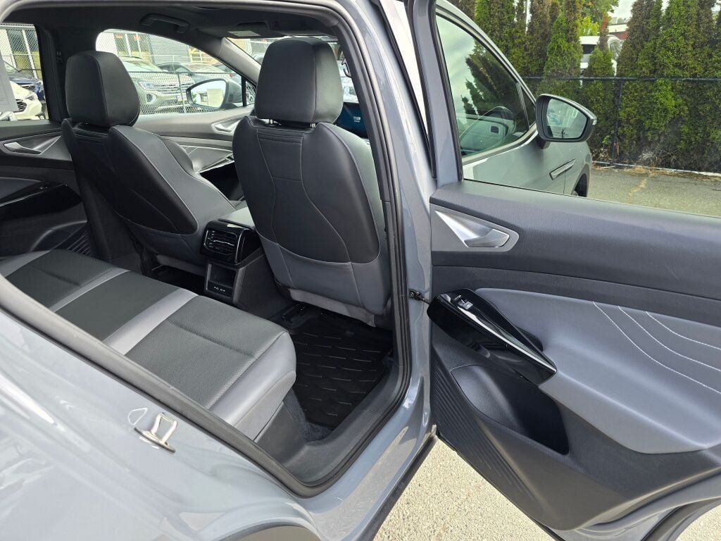 Used 2023 Volkswagen ID.4 Pro S AWD/4WD image 12