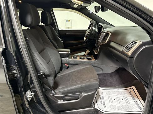 Used 2017 Jeep Grand Cherokee Laredo w/ Quick Order Package 23E image 21