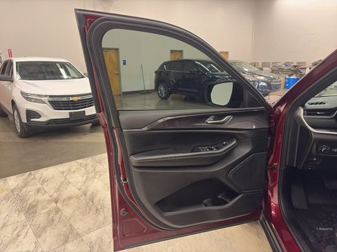 Used 2023 Jeep Grand Cherokee Altitude image 9