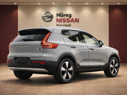 Used 2024 Volvo XC40 B5 Plus AWD/4WD image 4