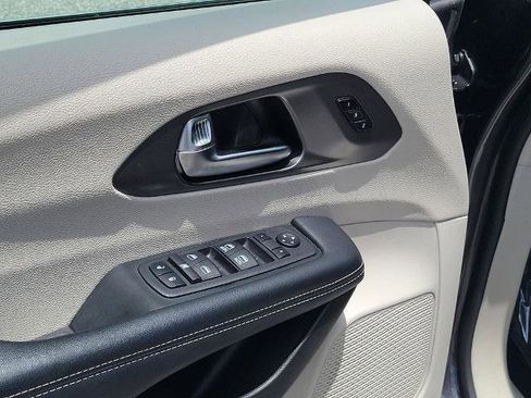 Used 2023 Chrysler Pacifica Touring-L FWD image 21
