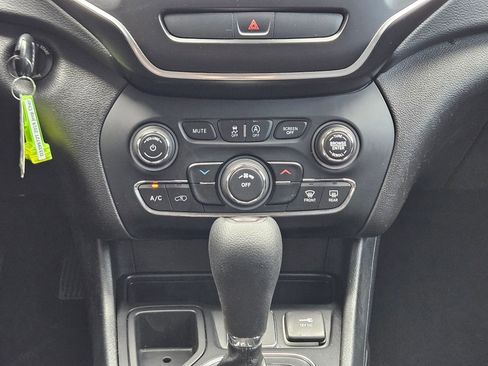 Used 2019 Jeep Cherokee Latitude w/ Popular Appearance Group FWD image 14