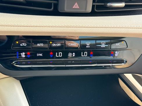 Used 2023 Buick Envision Avenir AWD/4WD image 33