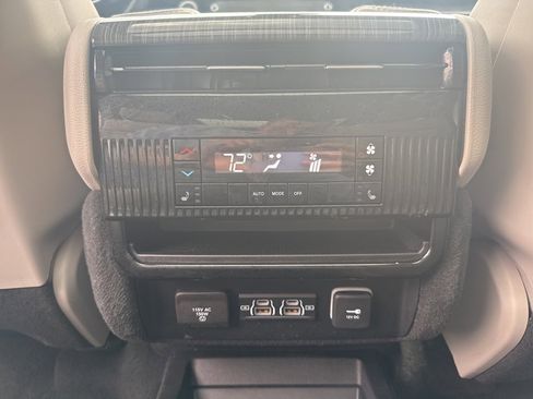 Used 2022 Jeep Wagoneer Series III w/ Premium Group I image 26