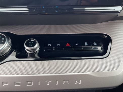 New 2025 Ford Expedition Active image 19