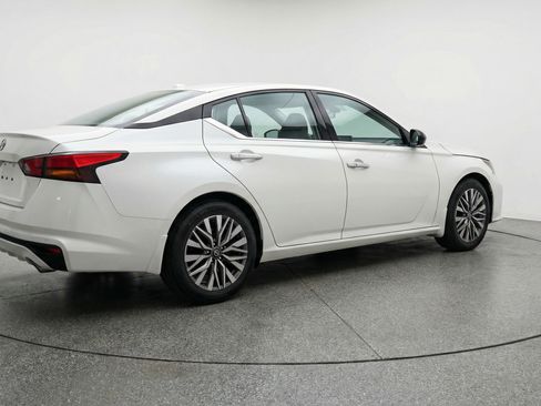 Used 2025 Nissan Altima 2.5 SV FWD image 9