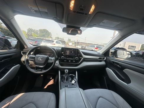Used 2020 Toyota Highlander LE FWD image 28