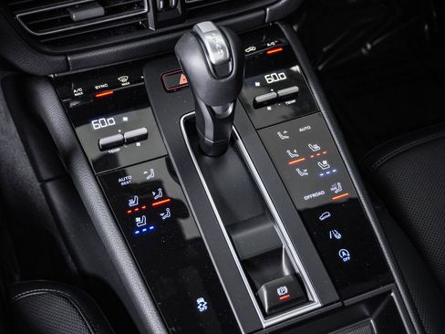 Certified 2026 Porsche Macan AWD/4WD image 24