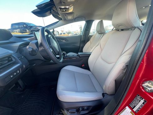 Used 2025 Toyota Prius XLE image 4
