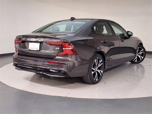 Used 2024 Volvo S60 B5 Core image 2