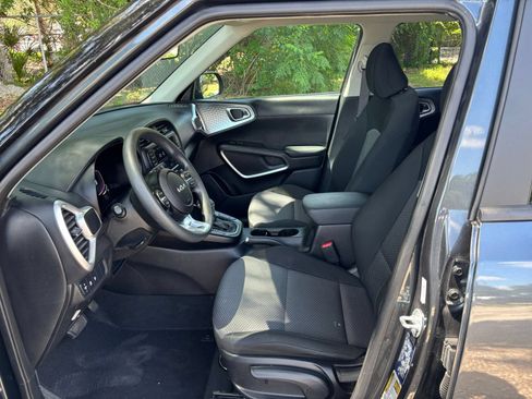 Used 2025 Kia Soul LX w/ LX Technology Package FWD image 24