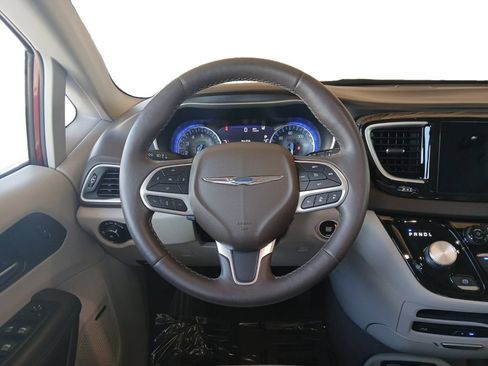 Used 2020 Chrysler Pacifica Touring-L Plus w/ Tire & Wheel Group FWD image 12