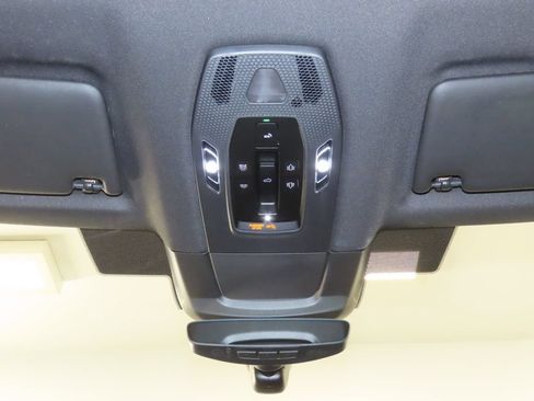 Certified 2025 Porsche Macan 4S Electric AWD/4WD image 32