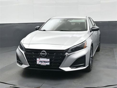 Used 2025 Nissan Altima 2.5 SV image 8