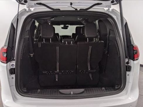 Used 2026 Chrysler Pacifica Select image 18