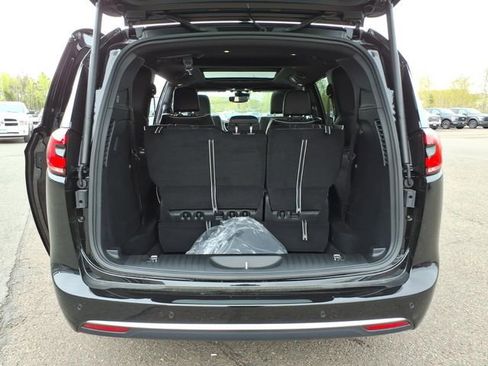 New 2027 Chrysler Pacifica Limited AWD/4WD image 8