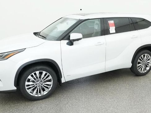 New 2026 Toyota Highlander Platinum AWD/4WD image 2