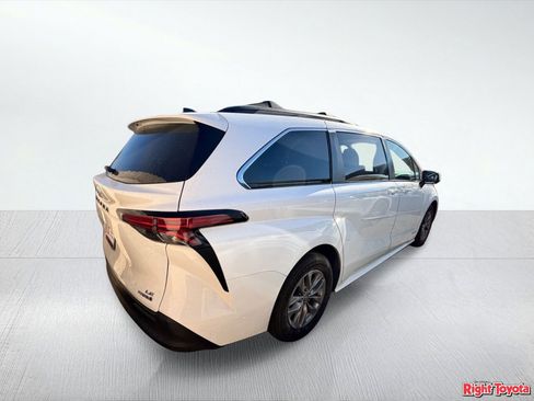 Certified 2021 Toyota Sienna LE FWD image 4
