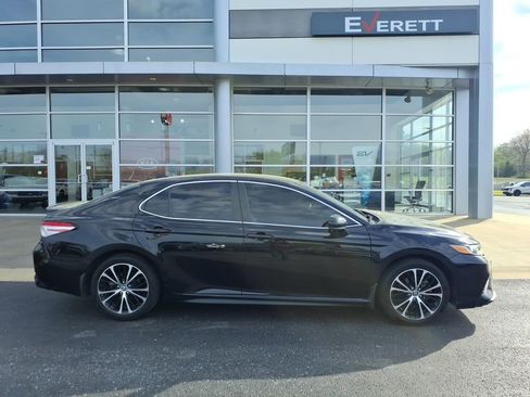 Used 2020 Toyota Camry SE image 2