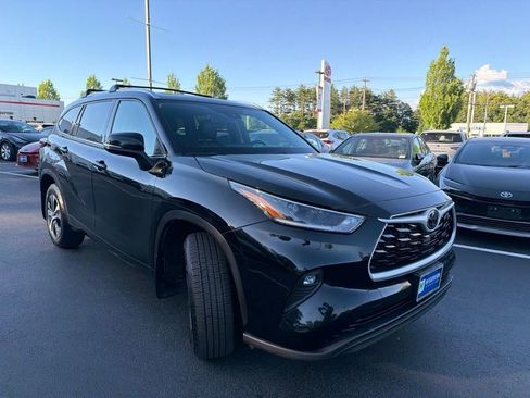 Used 2021 Toyota Highlander XLE AWD/4WD image 3