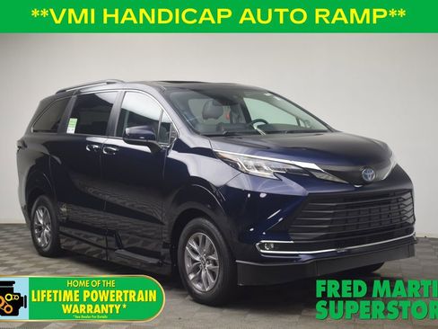 Used 2022 Toyota Sienna XLE image 1