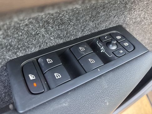 Used 2025 Volvo XC40 B5 Plus image 15