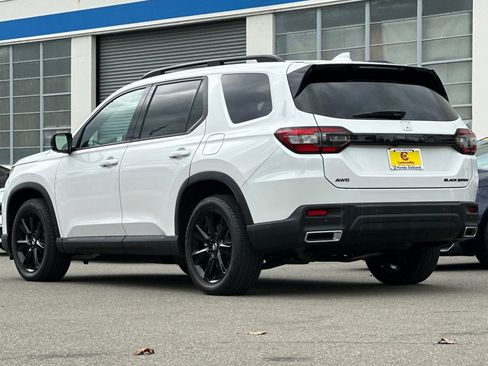 Used 2025 Honda Pilot Black Edition image 6