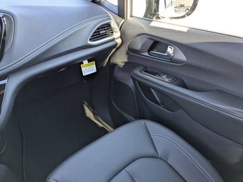 New 2026 Chrysler Pacifica Select FWD image 16