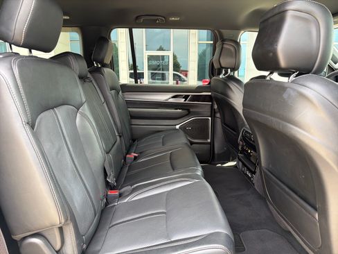 Used 2025 Jeep Wagoneer L Series II w/ 8-pass Seating Package AWD/4WD image 32