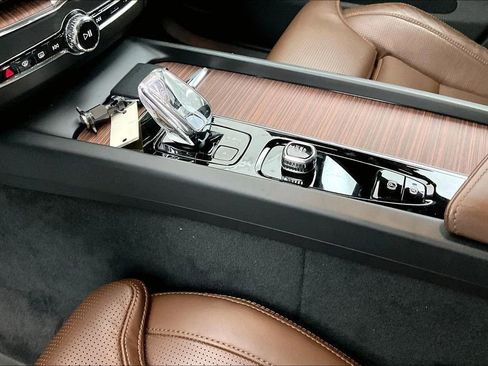 Certified 2023 Volvo XC60 B5 Ultimate w/ Protection Package Premier image 19