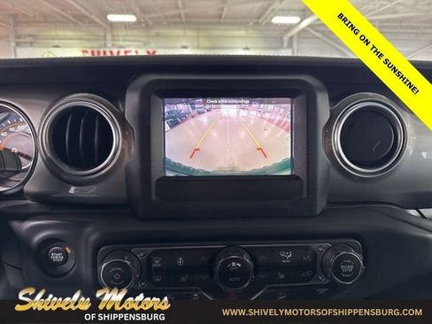 Used 2018 Jeep Wrangler Unlimited Sahara w/ LED Lighting Group AWD/4WD image 18