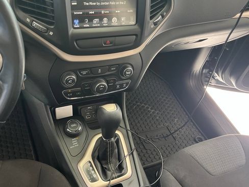Used 2015 Jeep Cherokee Latitude w/ Cold Weather Group AWD/4WD image 20
