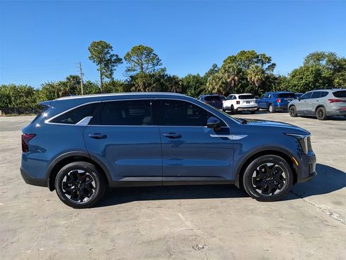 Certified 2025 Kia Sorento S image 10
