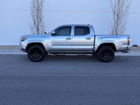 Used 2022 Toyota Tacoma SR image 9