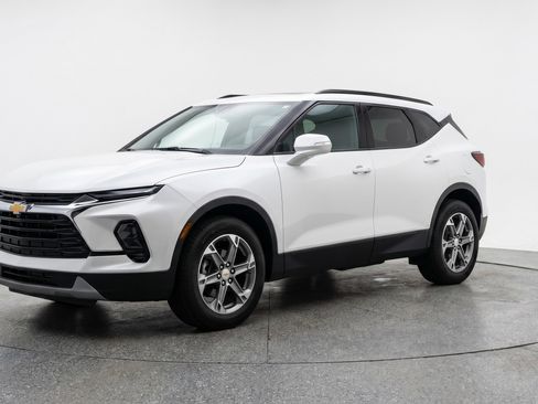 Used 2025 Chevrolet Blazer LT FWD image 3